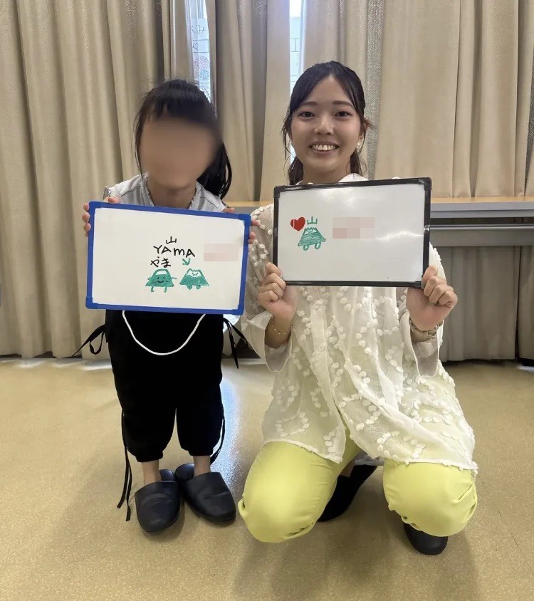 ホワイトボードを使うワークの中で、小学生が大学生の好きなキャラクターを描いてくれました