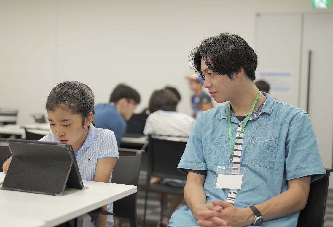 タブレットでAIに質問する参加者